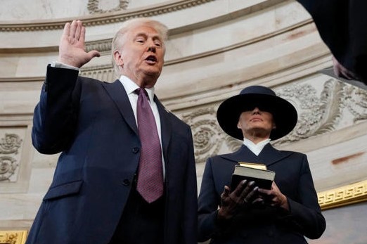 TRUMP NO HAND ON BIBLE